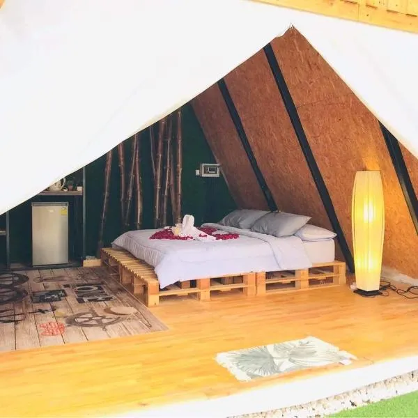 Bridge Hill Cafe Glamping, хотел в Ban Bang Bon