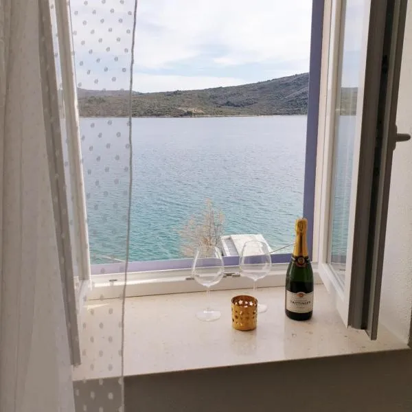 Rooms, hotel v Primoštenu