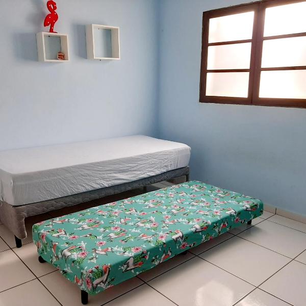 Linda Casa, 3 quartos, acomoda 10 pessoas, há 1,5 km da praia da Enseada - Foto 2