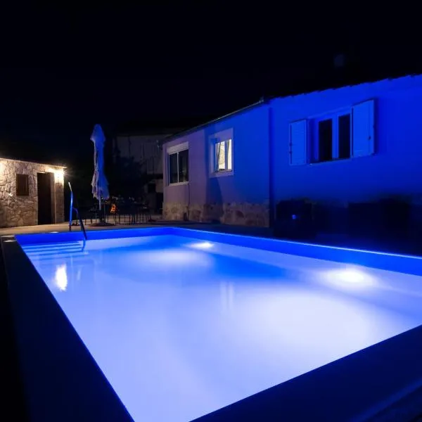 Holiday home Nancy with swimming pool, hotel a Vinišće