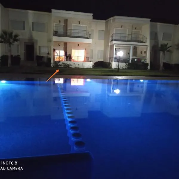 Grand appart luxueux au RDC vue piscine au complexe savannah beach que pour famille, Hotel in Sidi Rahal