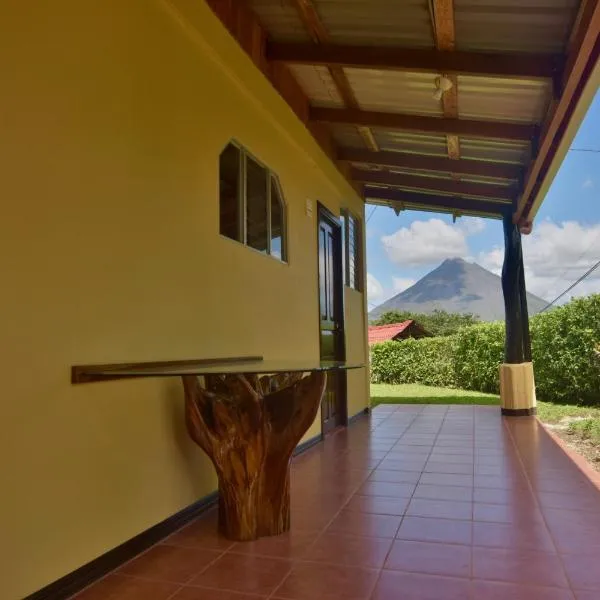 Casa Amarilla, Volcano View, Walking Distance Town, hotel in Fortuna