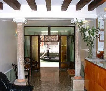 Hotel Caneva, hotell i Venedig