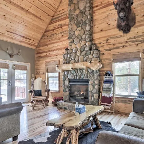 Fire Pit and Game Room Heber-Overgaard Cabin!, hotel v destinaci Heber