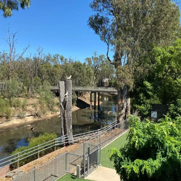 Adelphi Apartments 3 or 3A - Downstairs 2 Bedroom or Upstairs King Studio with Balcony, hotel v destinaci Echuca