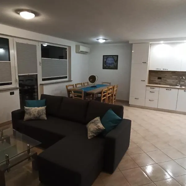 Apartma Apollonio, hotel in Črni Kal