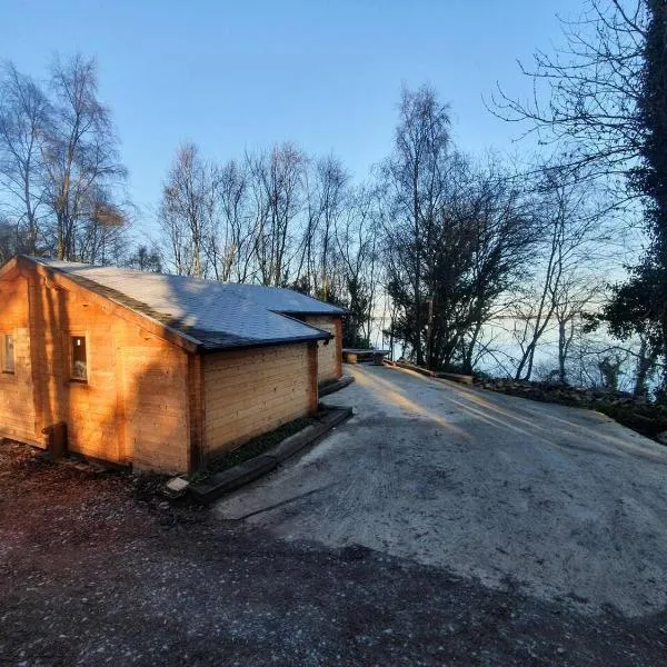 Stunning log cabin on the lake, hotel v destinaci Portroe