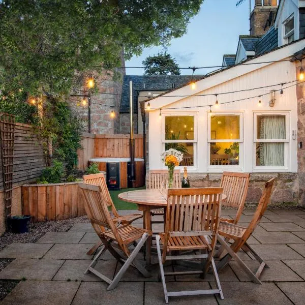 Riverside Cottage with wood fired hot tub in Cairngorms, hotel v destinaci Ballater