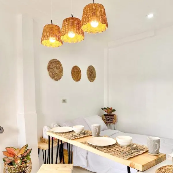 Best studio flat w/ NETFLIX near airport and beach!, hotel a Mactan