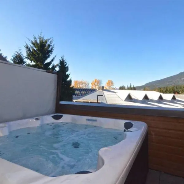 Hearthstone Lodge loft, Village centre, Private Hot tub, sleeps 6, hotel in Whistler