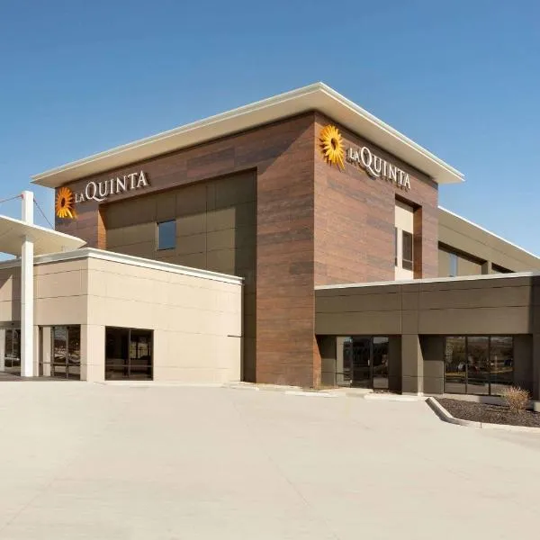 La Quinta Inn & Suites by Wyndham St Louis Route 66, хотел в Сейнт Луис