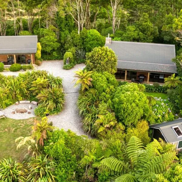 Paparoa Beach Hideaway with Hot Tub, hotel di Barrytown