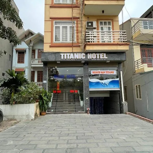 TITANIC HOTEL، فندق في Dong Anh