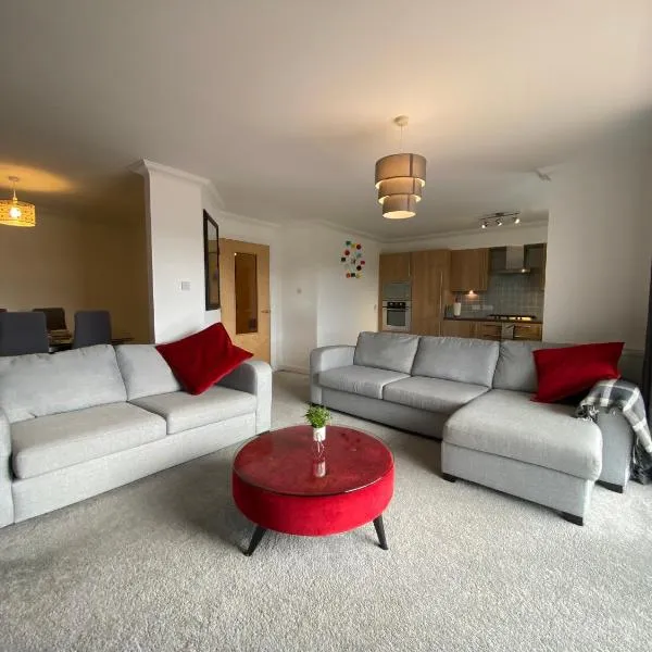 The Duplex Nairn- Spacious 3 Bedroom with sunny balcony, hotel in Nairn