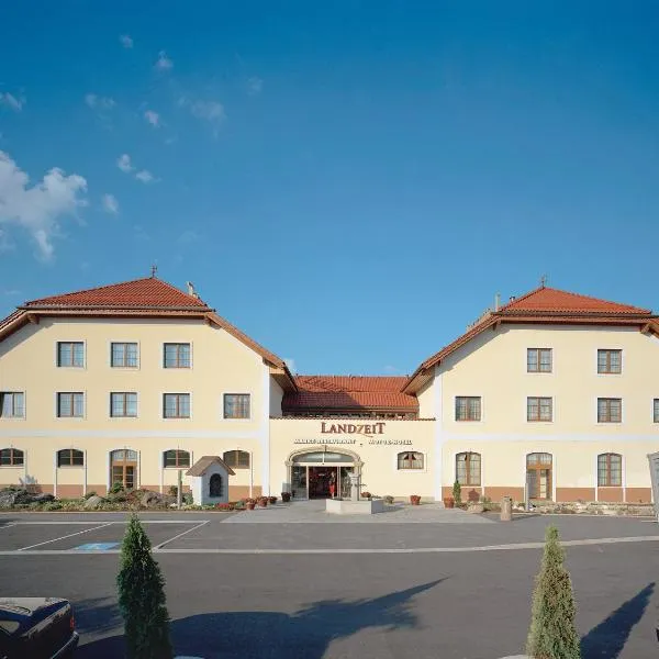 Landzeit Restaurant Voralpenkreuz, hotel in Kremsmünster