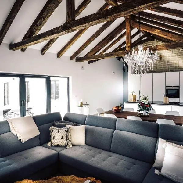 Villa Mala,Luxury Retreat with Pool, Sauna & Gym, hotel in Privlaka