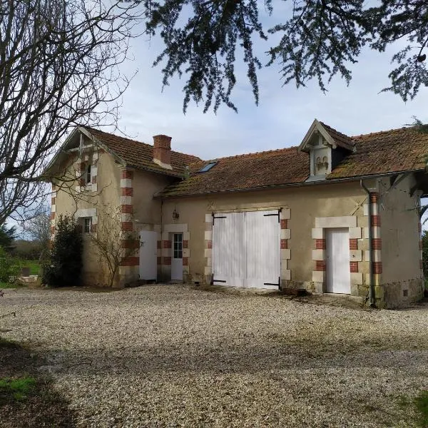 PETIT SAINT HUBERT 1 à 4 PERSONNES, hotel in Luant