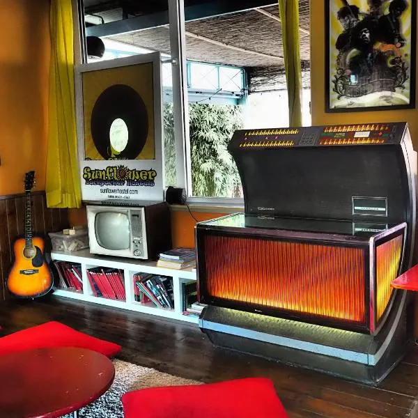 Sunflower Beach Backpacker Hostel & Bar, hotel a Rimini