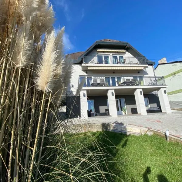 Balkon Apartmanház Panzió, hotel in Balatonfüred