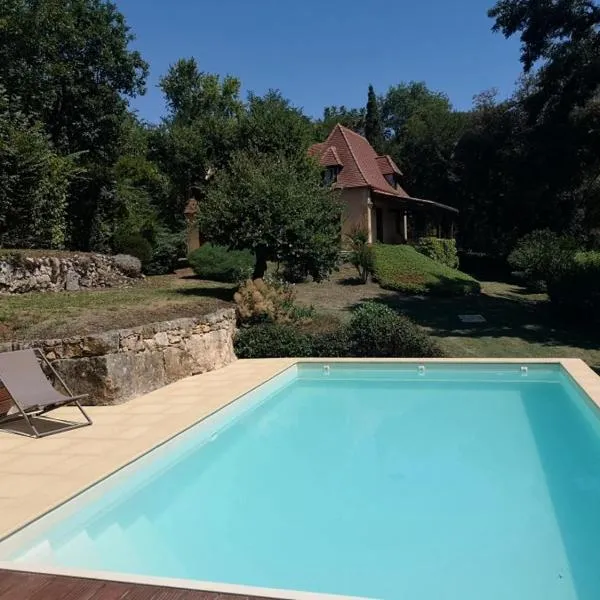 Dans la bastide de Domme - piscine chauffée, parking privé – hotel w mieście Domme