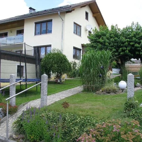 Apartment in the Bavarian Forest with balcony, hotel in Drachselsried