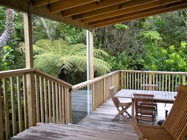 Tiromoana - Mathesons Bay Holiday Home, hotel in Leigh