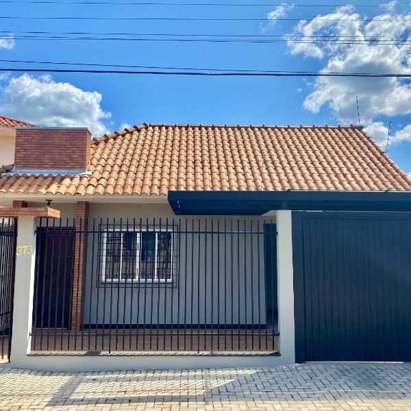 Casa com ar-condicionado e chuveiro a gás, novinha e central