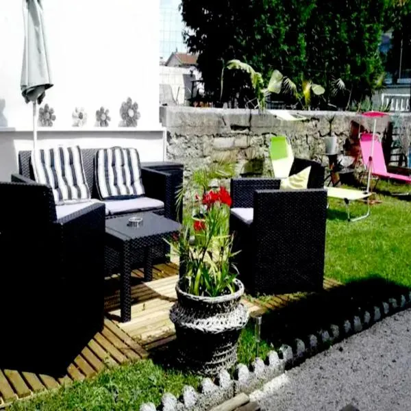 blue room, kitchenette, hotel in Chaumont