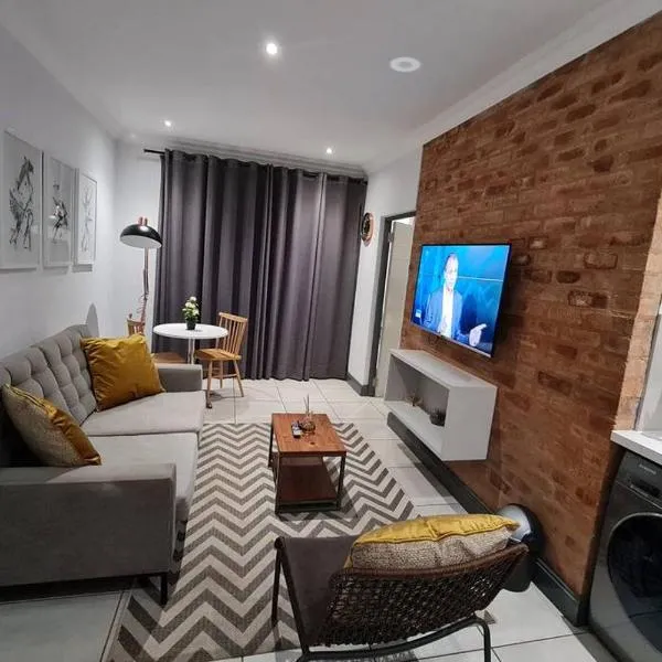 Upmarket one-bedroom apartment at Menlo Park, Hotel in Pretoria