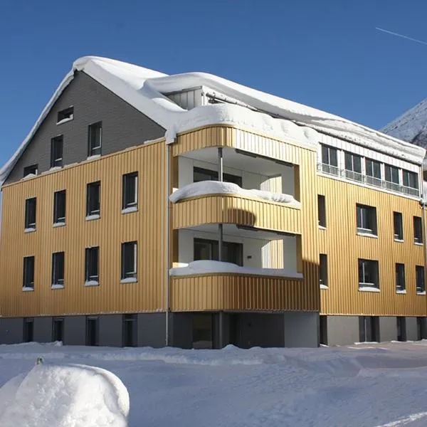 Realp-Andermatt 3,5 locali giardino privato In mezzo la natura, spettacolare per appassionati montanbike, pesca ecc In inverno fai sci di fondo dal giardino e con il treno davanti a casa si raggiunge in 5min il comprensorio scistico di Andermatt, hotell sihtkohas Realp