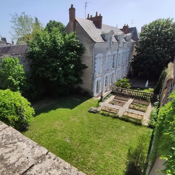 DEMEURE DES CORDELIERS avec parking privé, hotel in Blois