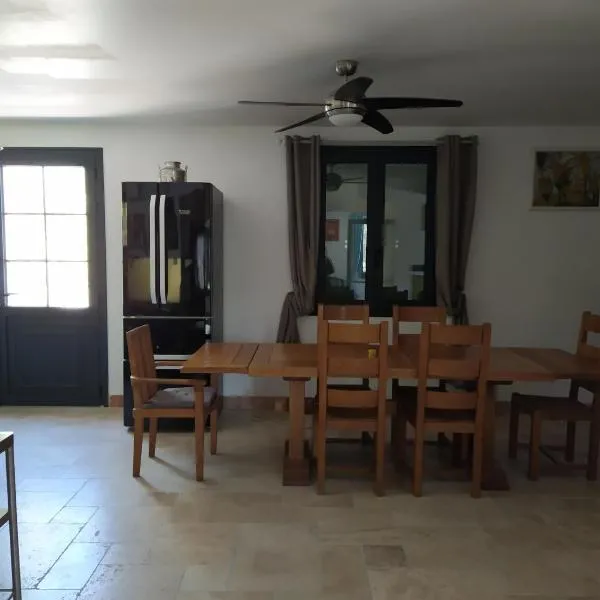 Grand appartement en face du village, hotel v destinácii Moustiers-Sainte-Marie