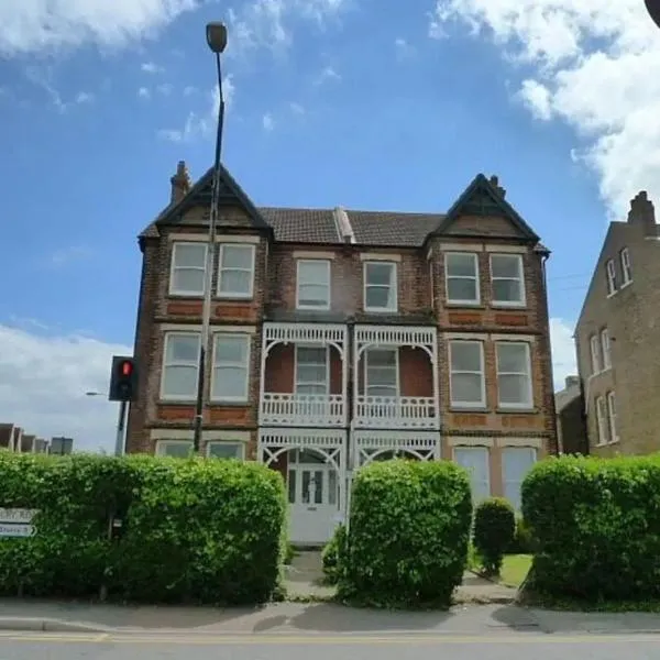 Top floor flat with sea view, hotel in Herne Bay