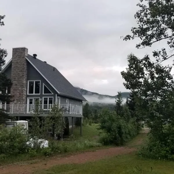 Condo-chalet de la Vallée d'Édouard, hotel en Riviere Eternite