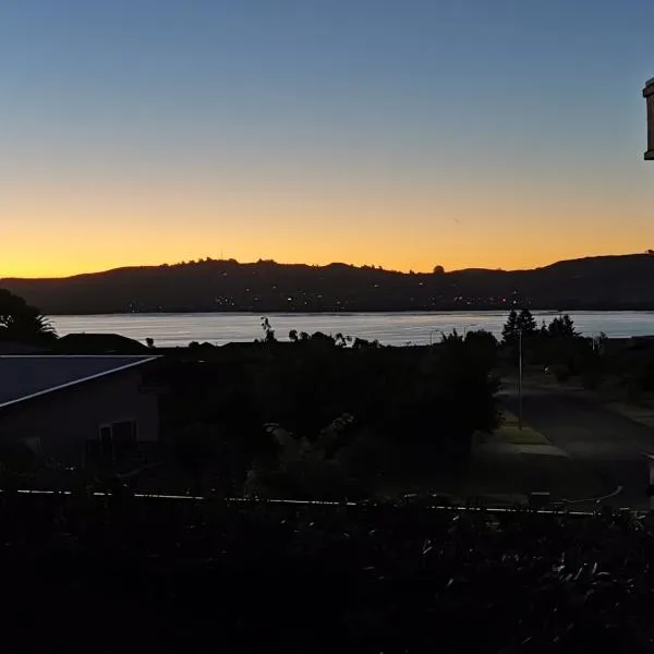 Lake Taupo Holiday Home, מלון בWaitahanui