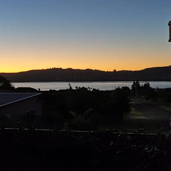 Lake Taupo Holiday Home, hotel v destinaci Waitahanui