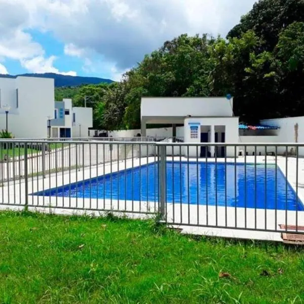 Hermosa Casa Vacacional con Piscina a 15 mins de Girardot o Melgar, Hotel in Malabar