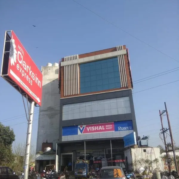 ๋ฐ๋ ์ผ๋ฆฌ์ ์์นํ ํธํ
Hotel Aakriti Clarks Inn Express