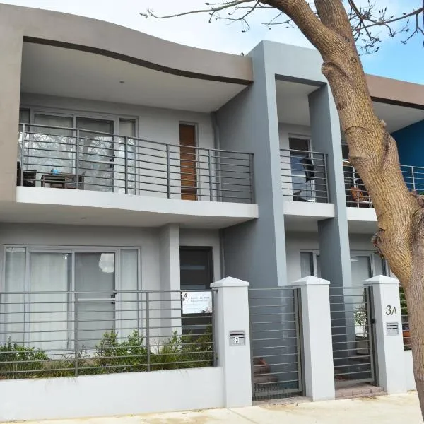 North Coogee Beach House، فندق في روكينجهام