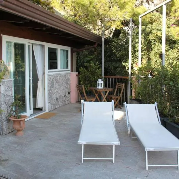 Chalet vista mare a Taormina con parcheggio Paolone House, hotel in Taormina