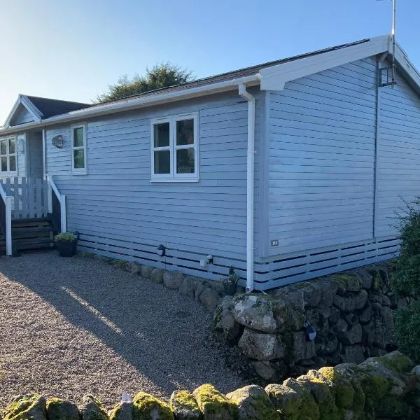 Holly Blue - Cosy wooden lodge Kippford, hotel in Dalbeattie