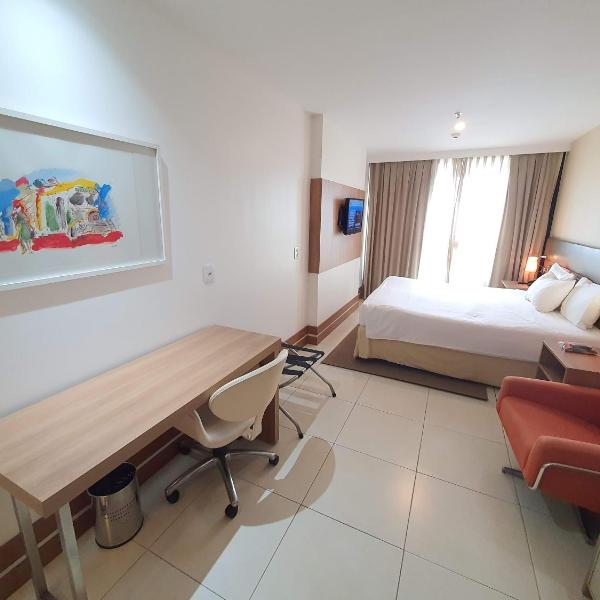 FLAT NO ATHOS BULCÃO HOTEL, 14º ANDAR, VISTA DA CIDADE, AO LADO DA ESPLANADA DOS MINISTÉRIOS E DO ESTÁDIO MANÉ GARRINCHA, SMART TV, WI-FI, PISCINA, ACADEMIA, ESTACIONAMENTO GRÁTIS, DE FRENTE AO BRASÍLIA SHOPPING By REI DOS FLATS - Foto 2