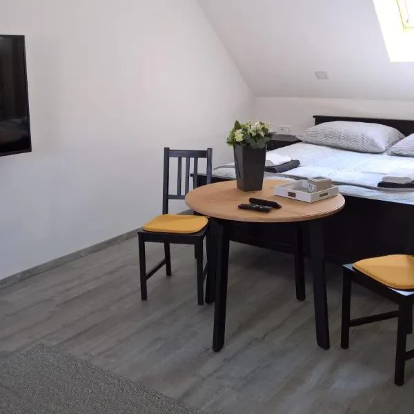 Rozália Vendégház 2, hotel v destinaci Sarród