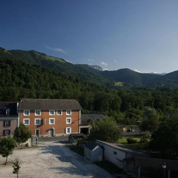 Hôtel Ladagnous, hotel v destinaci Peyrouse