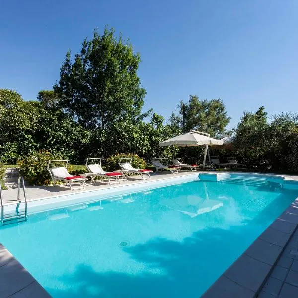 Villa Tramonto luxury apartment with private swimming pool, hotel en Pésaro