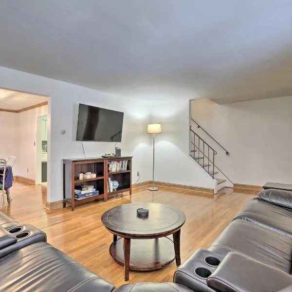 6 Mi to Dtwn Pittsburgh Townhome with Porch, hotel in Pittsburgh