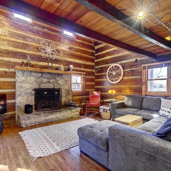Cozy Log Cabin 6 Mi to Great Smoky Mtns NP!, hotel in Townsend