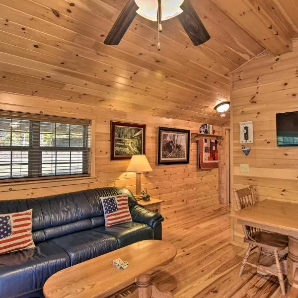 Cozy Anchors Away Cabin Hideaway with Fire Pit!, hotel v mestu Davis