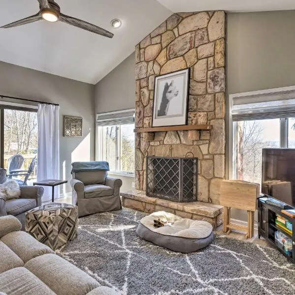 Massanutten Resort Home with Deck and Mountain Views!, Hotel in McGaheysville