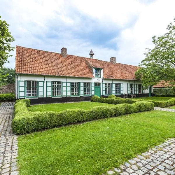 Beautiful farmhouse in Beernem with big garden, hotel in Beernem